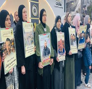 وقفة تضامنية مع الأسرى في سجون الإحتلال وسط مدينة نابلس.